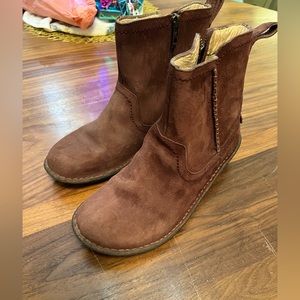 UGG brown suede flat ankle boots, zip-up, fleece lining, size 8